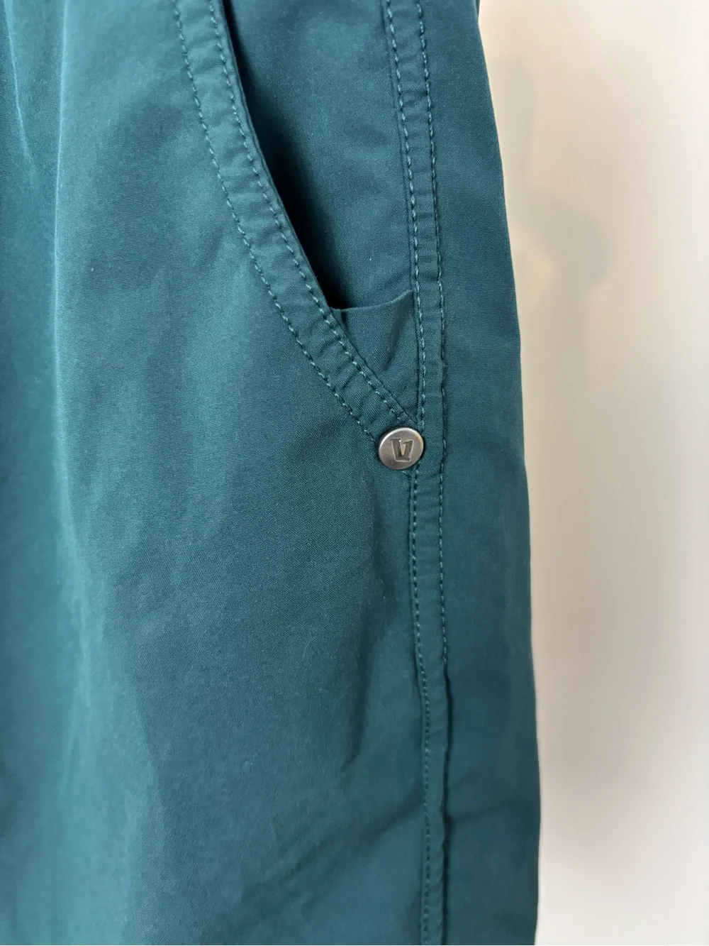 Vuori Kore Shorts in  Teal Size Large